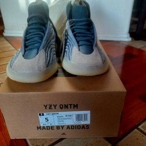 Brand New YEEZY QNTM MONO CARBON MONCAR